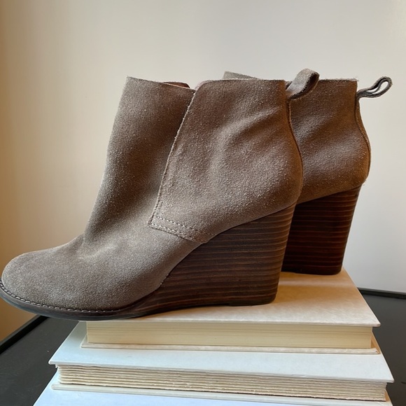 Lucky Wedge Bootie size 7 - Picture 3 of 10
